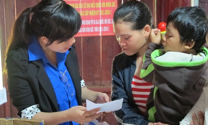 Tận tình hướng dẫn người dân liều lượng và phương pháp uống thuốc đúng cách