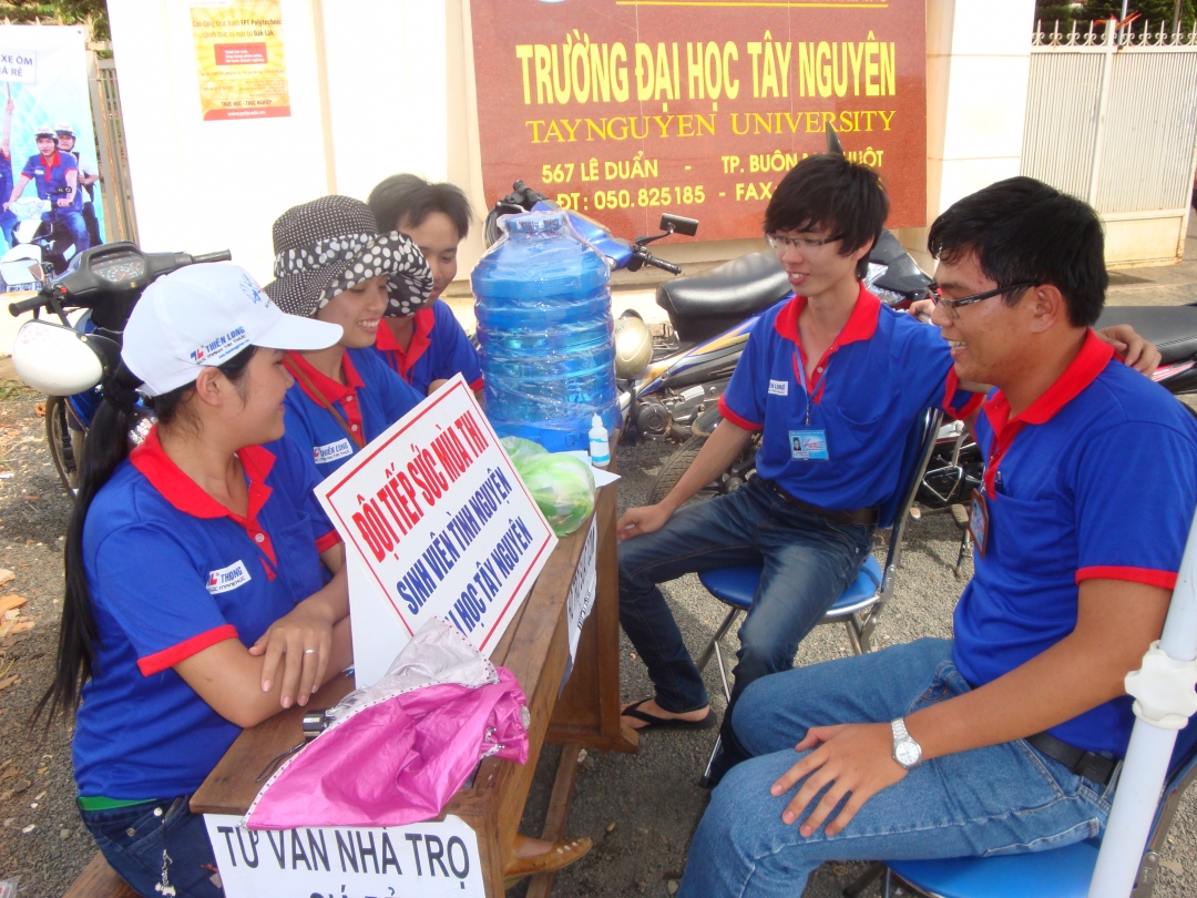 Sinh viên tình nguyện Nguyễn Tín Thuật (bìa phải) cùng các bạn  luôn  sẵn sàng hỗ trợ  thí sinh  kịp thời 