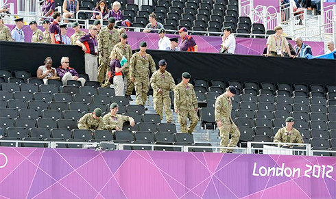 Theo Ban tổ chức Olympic London, 8% số vé được phân phối cho các nhà tài trợ, 12% dành cho Ủy ban Olympic các quốc gia tham dự, 5% cho các quan chức Ủy ban Olympic Quốc tế (IOC) và giới truyền thông. Có tới 75% số vé được bán công khai cho fan, những người hâm mộ thể thao, tuy nhiên, tình trạng khán đài thưa người khiến dư luận đặt câu hỏi