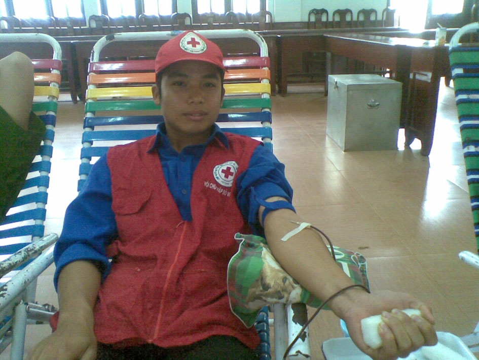 Anh Nguyễn Quốc Bảo đang tham gia  hiến máu nhân đạo đợt II năm 2012. 