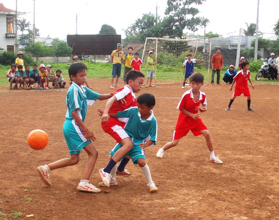 Một trận đấu tại Giải Bóng đá Nhi đồng xã Hòa Phú (TP. Buôn Ma Thuột) hè 2012.