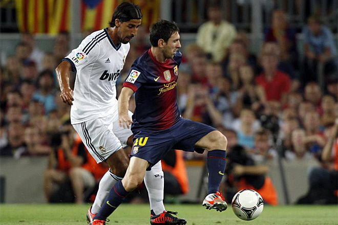 Ngay sau tiếng còi khai cuộc, Messi đã được chăm sóc rất kỹ lưỡng