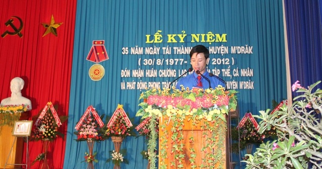 Đại diện đoàn thanh niên huyện phát biểu quyết tâm của thế hệ trẻ sẽ đóng góp công sức trong việc xây dựng huyện nhà