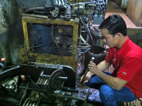  Anh  Đậu Chí Thanh,  Giám đốc Công ty TNHH  Minh Phát Dak Lak  đang  hiệu chỉnh lại máy đào,  xới đất mini đa năng. 