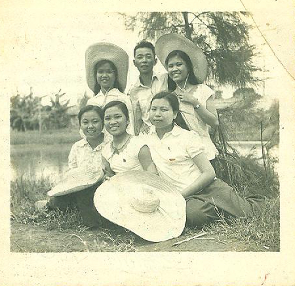   Cô Huỳnh Thị Xuân (thứ nhất hàng phía sau từ trái sang)  và các bạn Trường số 8 Hải Phòng. 