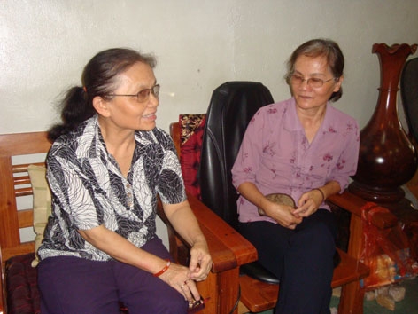 Bà Nguyễn Thị Ngọc Thuận (bên trái) và bà Nguyễn Thị Ngọc Thảo kể về những kỷ niệm khi học ở miền Bắc.  