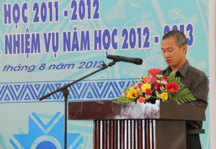 Ông Nguyễn Ngọc Bích, Phó Trưởng Phòng GD-ĐT huyện Cư M'gar báo cáo tham luận tại Hội nghị