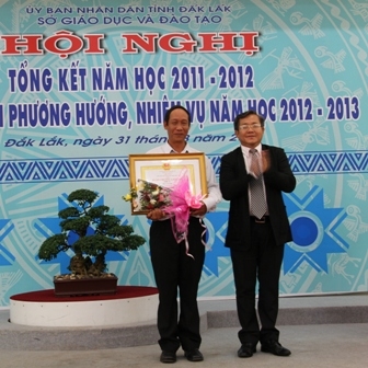 Thừa ủy quyền của Chủ tịch nước, Giám đốc Sở GD-ĐT trao Huân chương Lao động hạng Ba cho Nhà giáo Ưu tú Phan Văn Vinh