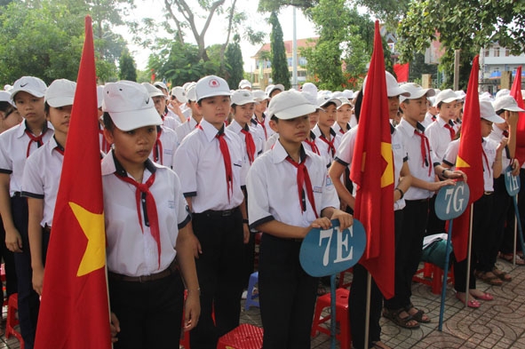 Học sinh Trường THCS Phan Chu Trinh (TP. Buôn Ma Thuột) chuẩn bị  cho ngày khai giảng. 