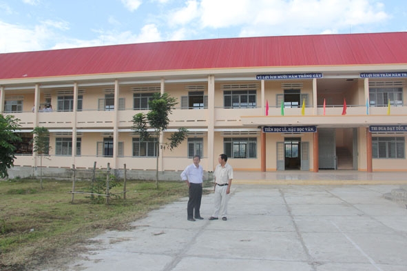 Năm học 2012 -2013 Trường THPT Trần Hưng Đạo (huyện Krông Bông) tiếp tục được đầu tư sơn sửa mới toàn bộ phòng học.