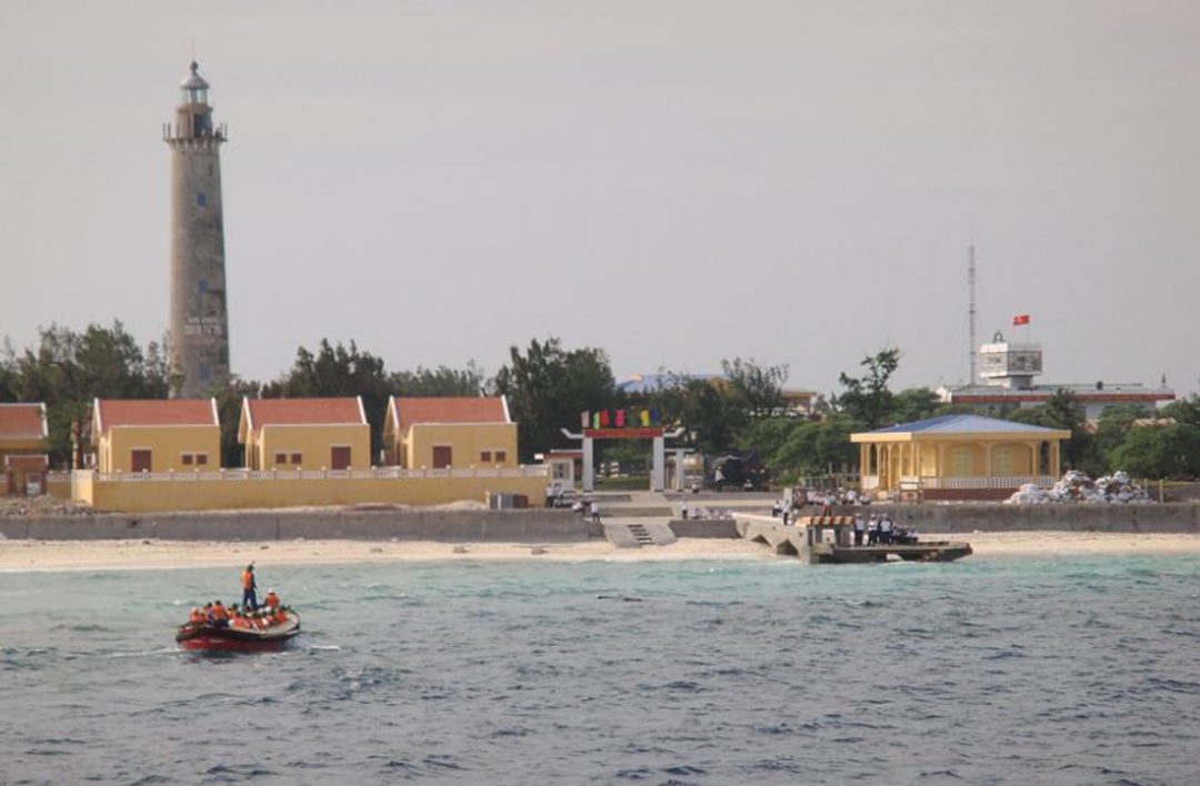 Ngọn hải đăng đảo Song Tử Tây sừng sững nhìn từ biển.