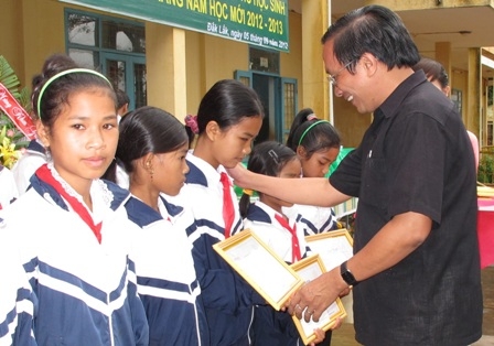 Tổng Biên tập Báo Dak Lak Trương Minh Thắng trao học bổng cho học sinh.