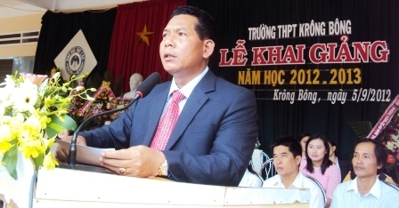 Ủy viên Trung ương Đảng, Bí thư Tỉnh ủy Niê Thuật phát biểu tại Lễ khai giảng
