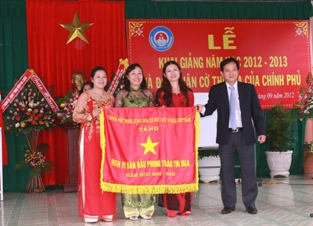 Nhà trường vinh dự đón nhận Cờ đơn vị tiêu biểu 