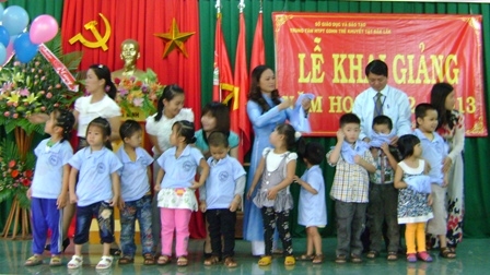 Tặng áo cho HS lớp 1