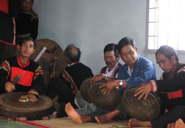 Các nghệ nhân đánh chiêng...