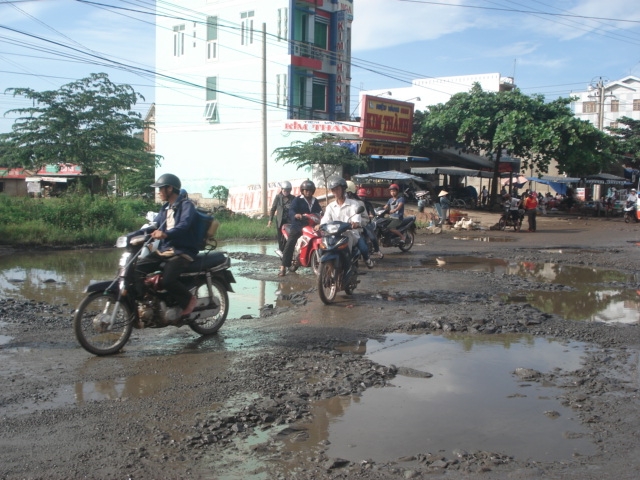 Mặt đường xuống cấp nghiêm trọng, chi chít ổ voi ổ gà (Ảnh: Hoàng Tuyết)