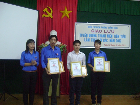 Lê Thị Thùy Trang (ngoài cùng bên phải) trong buổi giao lưu tuyên dương Thanh niên tiên tiến làm theo lời Bác của Đoàn phường Thành Công.                                                 Ảnh: T.A   