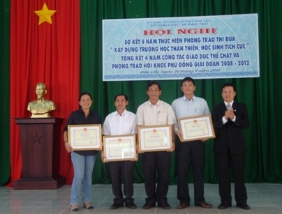 Lãnh đạo Sở GD-ĐT tặng Bằng khen của Bộ  trưởng Bộ GD-ĐT cho các tập thể, cá nhân đạt thành tích xuất sắc