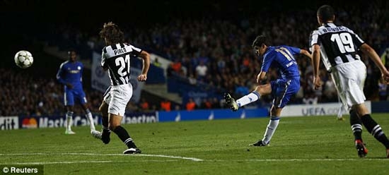 Dù đã dẫn trước 2 bàn nhưng Chelsea (áo xanh) đã không bảo toàn được chiến thắng