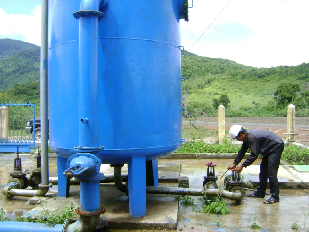 Anh Y Đen Byă, nhân viên quản lý công trình cấp nước Cư Pui (huyện Krông Bông) kiểm  tra hệ thống vận hành.