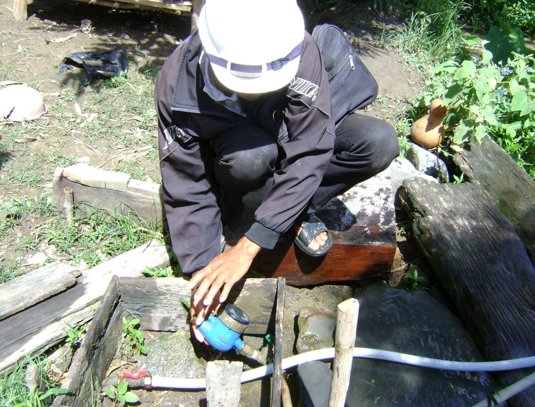 Nhiều hộ dân ở Cư Pui tự cắt ống lấy nước sử dụng không qua đồng hồ.