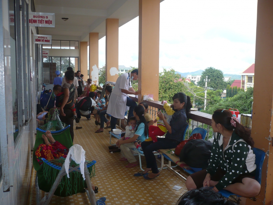 hành lang bệnh viện cũng không còn chỗ cho bệnh nhân và người nhà bệnh nhân nằm.