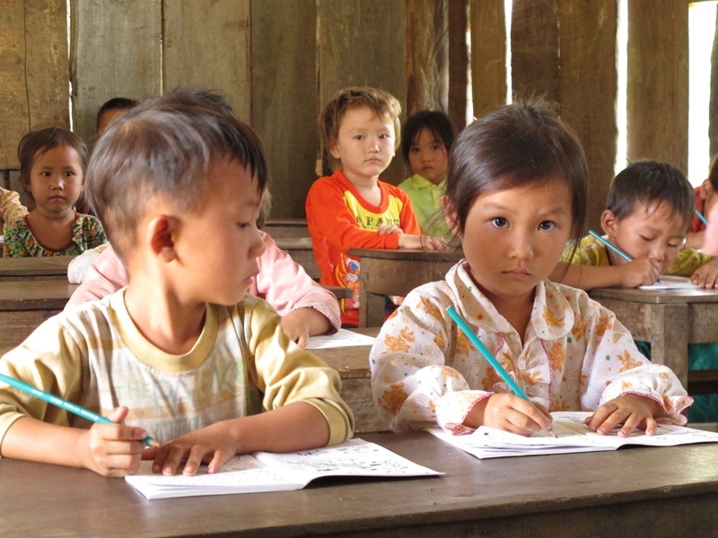 ... cùng các bạn chăm chỉ học hành