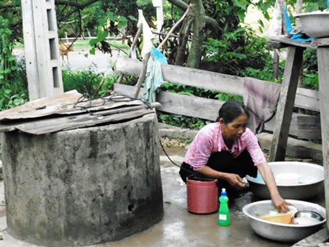 Giếng đào của người dân, nước đục, nhiễm phèn  chỉ có thể dùng để tắm giặt. 