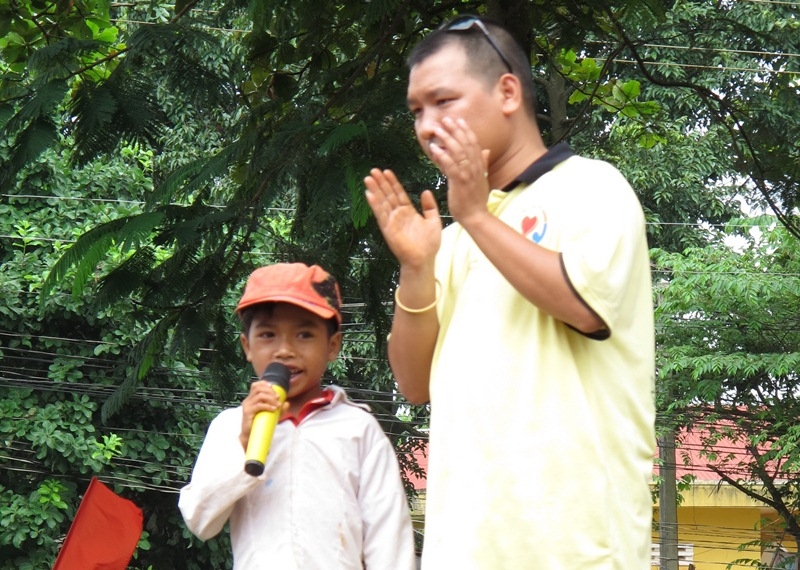 Bé tập làm ca sĩ