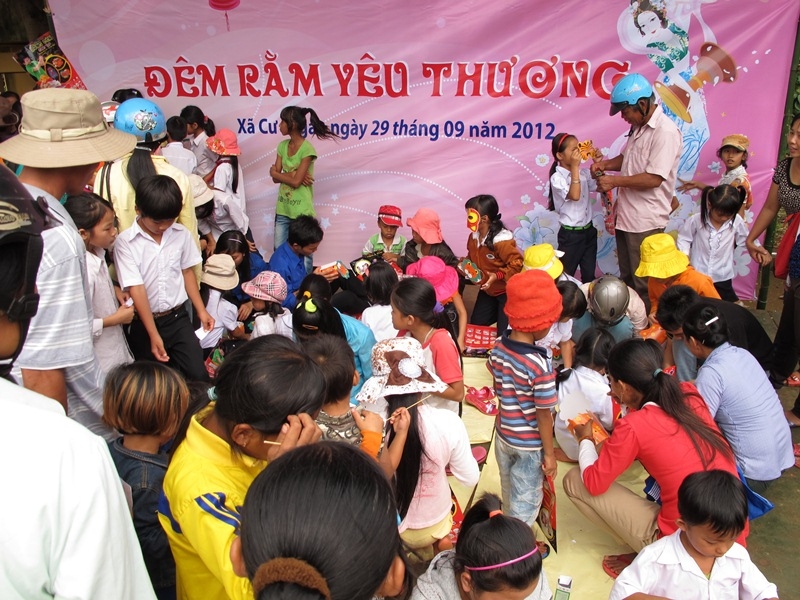 Gian hàng Lắp ráp lồng đèn sáng tạo thu hút đông đảo học sinh