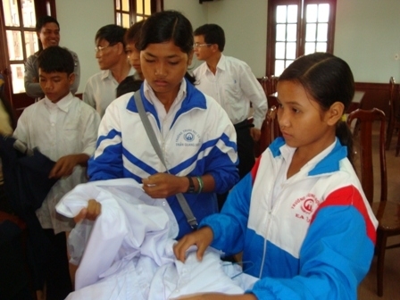 Học sinh nghèo huyện Cư M’gar được tặng đồng phục.