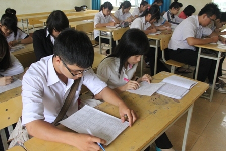 Giờ ôn tập tiếng Anh của học sinh lớp 12 Trường THPT Hồng Đức, TP. Buôn Ma Thuột ( Ảnh: tư liệu)  