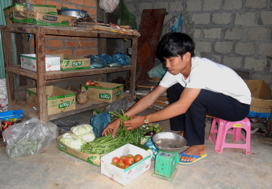 Ngoài giờ học ở trường, Đức còn bán hàng giúp mẹ.