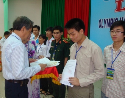 Ban Tổ chức Hội thi Olympic Vật lý toàn quốc trao giải cho sinh viênđạt thành tích xuất sắc (Ảnh: minh họa)