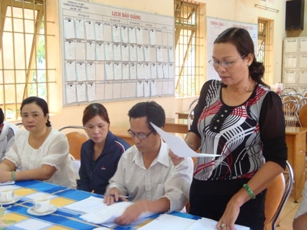 Hiệu trưởng Trường THCS Trần Bình Trọng Phạm Thị Thanh Xuân báo cáo việc triển khai thu các khoản đầu năm học 2012-2013