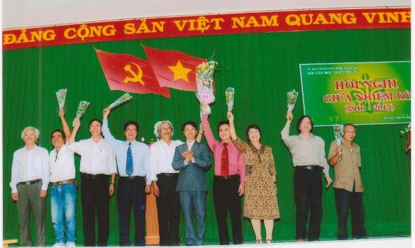 Các nhạc sĩ nhận hoa trong kỷ niệm ngày Âm nhạc VN 2012.