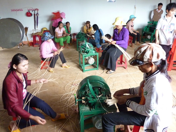 Các HTX mây tre đan đã chủ động tìm kiếm, mở rộng thị trường tiêu thụ trong và ngoài tỉnh Dak Lak bằng cách  xây dựng hệ thống giới thiệu, quảng bá và phân phối sản phẩm rộng khắp ở  các tỉnh miền Trung và Tây Nguyên. Ảnh: Đ.Đ  