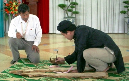 Nghệ nhân Võ Văn Hải sẽ kết hợp cùng Nhà thư pháp Thanh Sơn trực tiếp viết và tặng chữ thư pháp viết trên các sản phẩm làm từ gỗ cây cà phê tại Hội Hoa xuân Tao Đàn