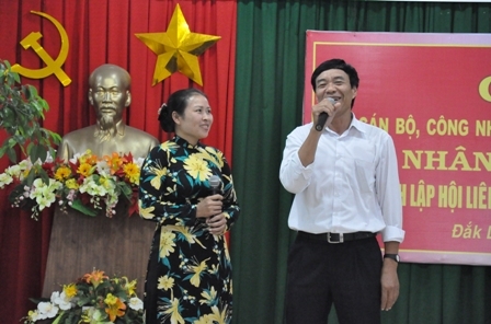 Một tiết mục giao lưu văn nghệ tại buổi gặp mặt