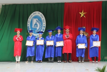 Lãnh đạo nhà trường và đại diện Sở GD-ĐT tặng Giấy khen học sinh đạt thành tích xuất sắc trong học tập