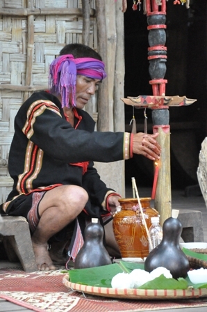 Trong lễ cúng sức khỏe cho voi, thầy cúng được mời phải là thầy cúng giỏi, có uy tín và am hiểu tập tục của đồng bào