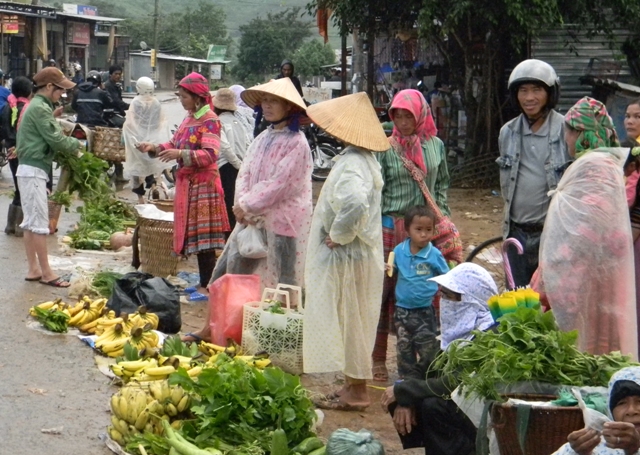 Với thói quen quấn khăn trên đầu, phụ nữ Mông rất ít khi đội mũ bảo hiểm khi ngồi trên xe mô tô, xe máy. Trong ảnh: Phụ nữ Mông xuống chợ Cư Đrăm buôn bán     