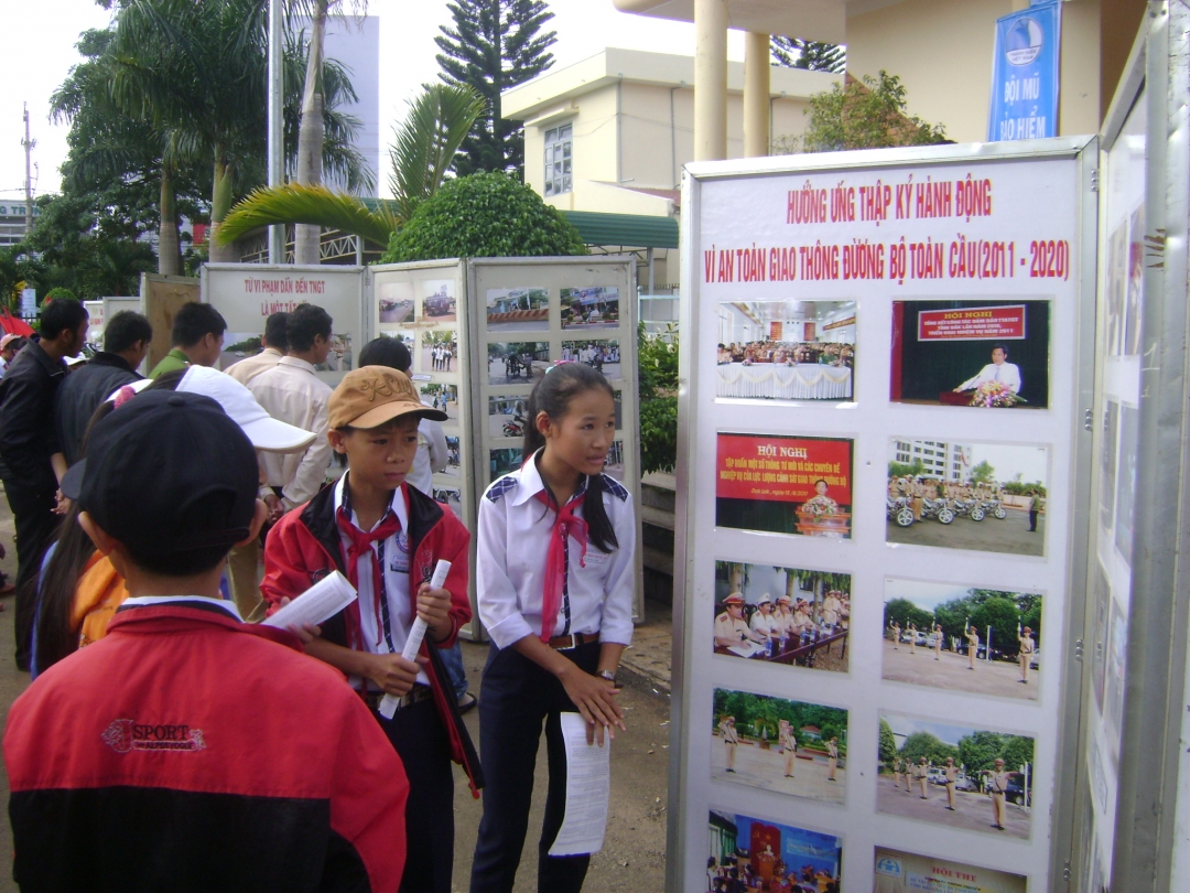 Các em học sinh huyện Krông Pak xem triển lãm ảnh tuyên truyền an toàn giao thông tại Ngày hội 