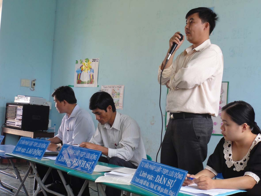 Một buổi trợ giúp pháp lý tại xã Ea Ninh, huyện Cư Kuin.
