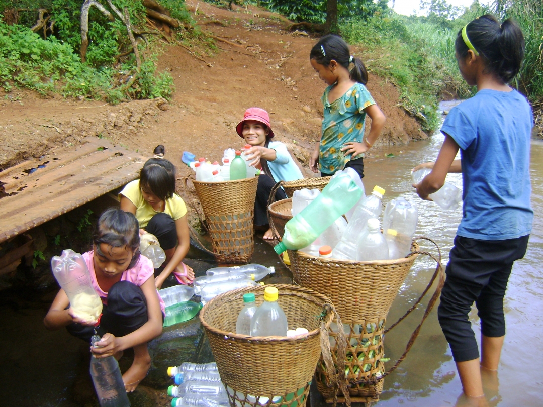 Mặc dù đã có công trình cấp nước sinh hoạt tập trung nhưng hằng ngày, nhiều người dân buôn Blêch (thị trấn Ea Drăng, huyện Ea H’leo) vẫn ra suối lấy nước về uống.   