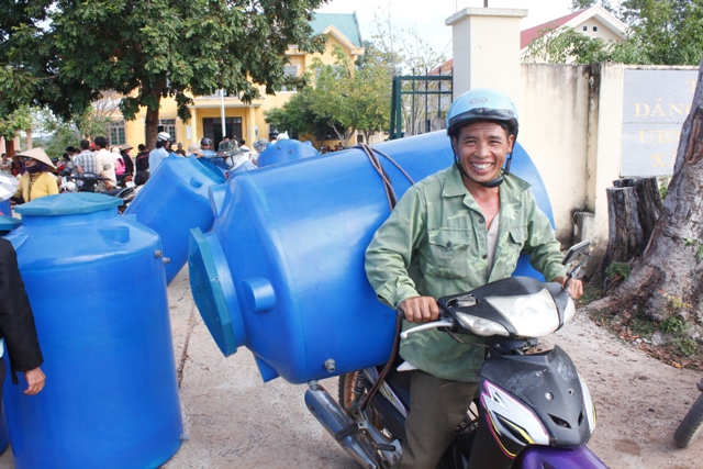 Niềm vui của người dân khi được cấp phát bồn nước miễn phí