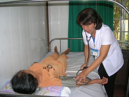 Cán bộ Trạm y tế phường Thành Nhất (TP. Buôn Ma Thuột) khám bệnh cho người dân.