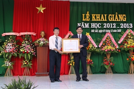 Hiệu trưởng Trường Trung cấp Kinh tế-Kỹ thuật Dak Lak vinh dự nhận Bằng khen của Thủ tướng Chính phủ