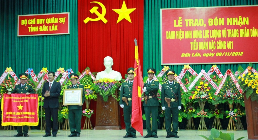 Thừa ủy quyền của Chủ tịch nước, Phó Bí thư Thường trực Tỉnh ủy Hoàng Trọng Hải trao tặng danh hiệu Anh hùng Lực lượng vũ trang Nhân dân cho Tiểu đoàn 401